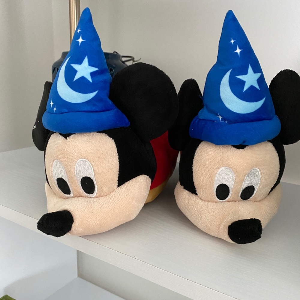🌙⭐️NWT Mickey Mouse Slippers🌙⭐️